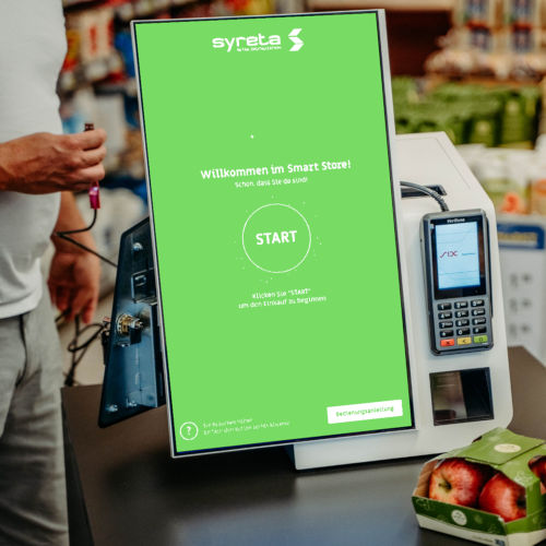 Smart Store Bildschirm an einem Kassenterminal mit Äpfeln im Supermarkt.