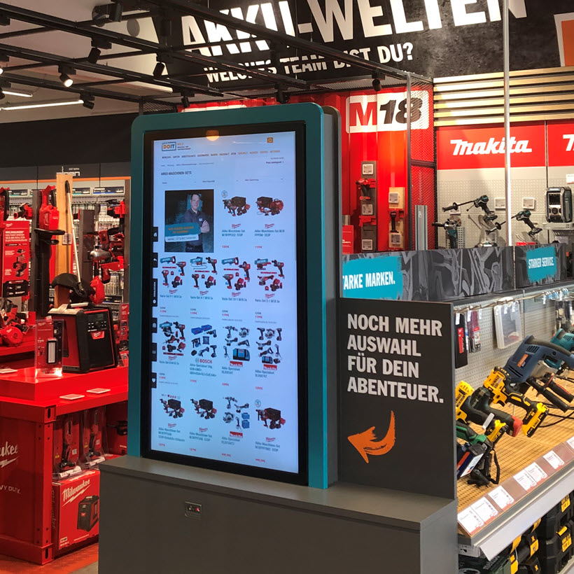 Geschäft mit digitaler Anzeigetafel und Werkzeugen