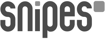 Graues Logo mit dem Schriftzug „snipes“ auf schwarzem Hintergrund.